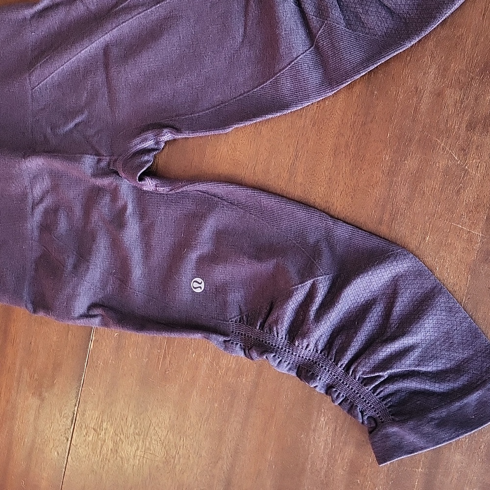 Lululemon plum size 4 capri